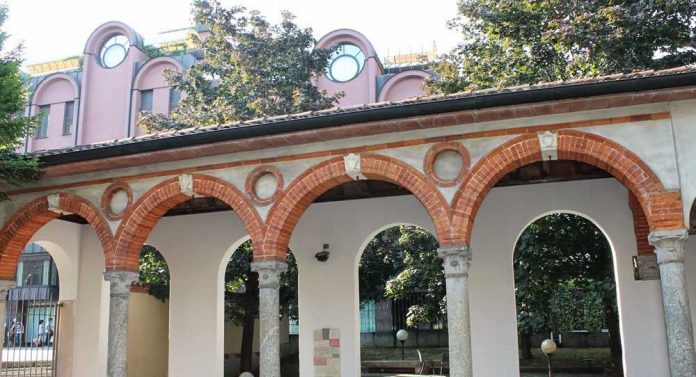 Un portico rinascimentale in corso Garibaldi, poco distante acquario civico