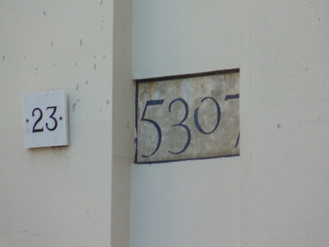Strani numeri su alcuni palazzi di Milano