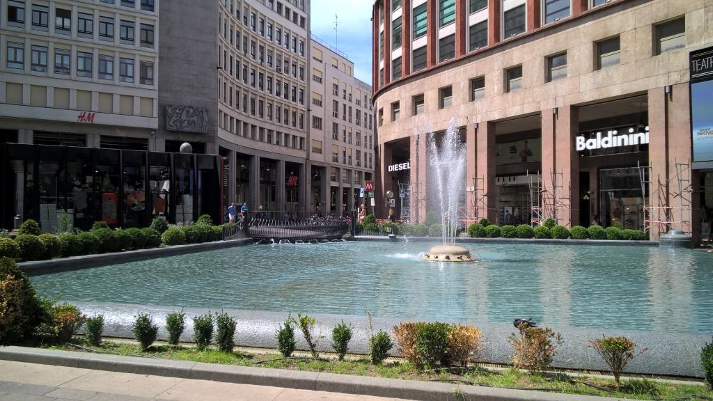 La fontana in piazza San Babila