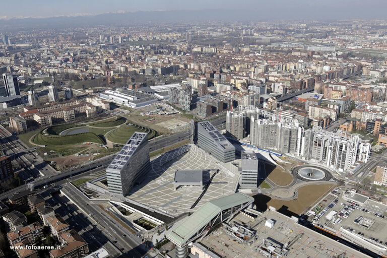 Quale è la piazza più grande di Milano?