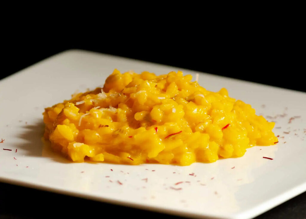 Qual è il piatto tipico di Milano? Qual è il piatto tipico di Milano? risotto alla milanese