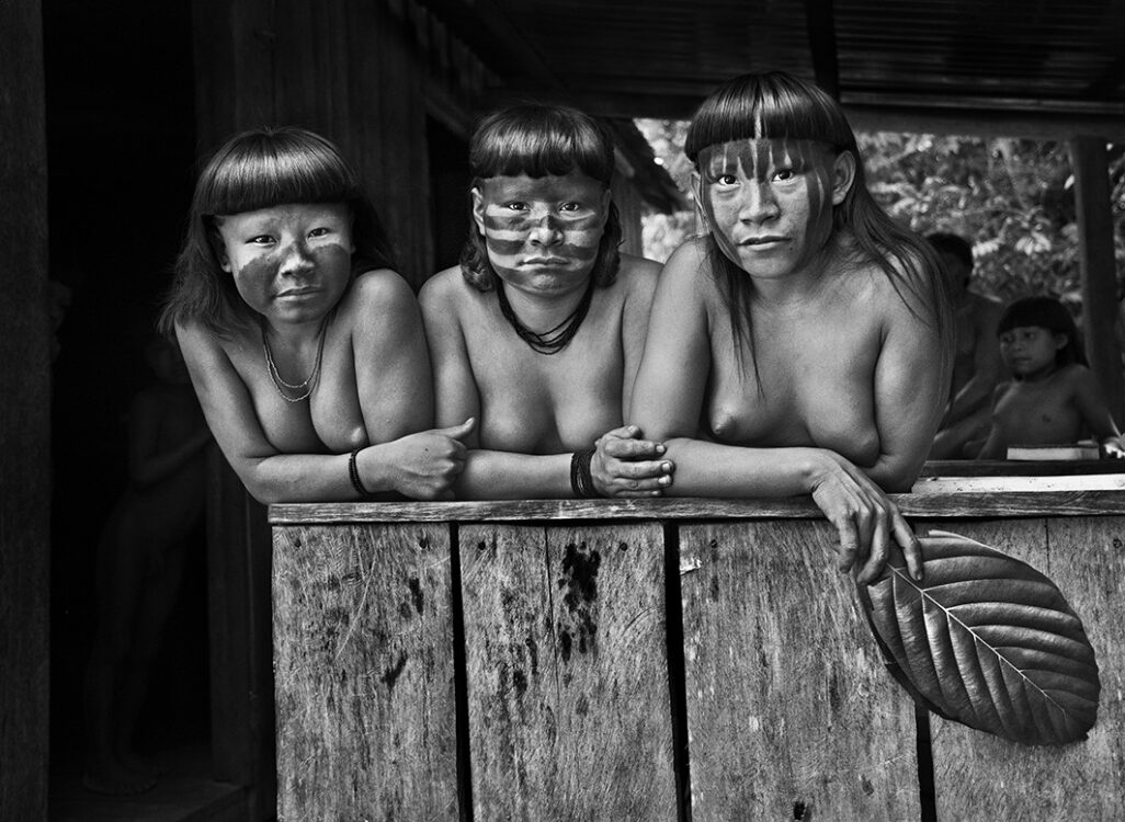 © Sebastião Salgado /Contrasto Giovani donne Suruwahá. Stat o di Amazonas, Br asile l, 2017.