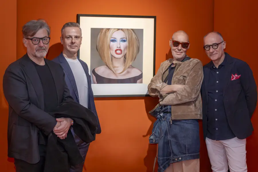 Deep Beauty. Il dubbio della bellezza. Da sinistra: Giuseppe Mastromatteo (Presidente & CCO di Ogilvy Italia), Simone Dominici (AD di KIKO Milano), Michel Comte (fotografo e autore dello scatto alle sue spalle) e Denis Curti (curatore della mostra)