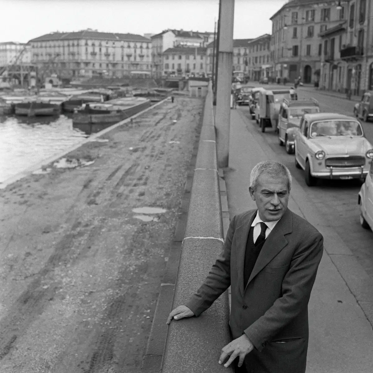 Milano città che sale: Elio Vittorini sul marciapiede del Naviglio_Mondadori Portfolio:Angelo Cozzi