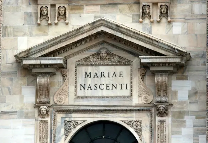 Dettaglio scritta latina Mariae Nascenti sulla facciata del Duomo