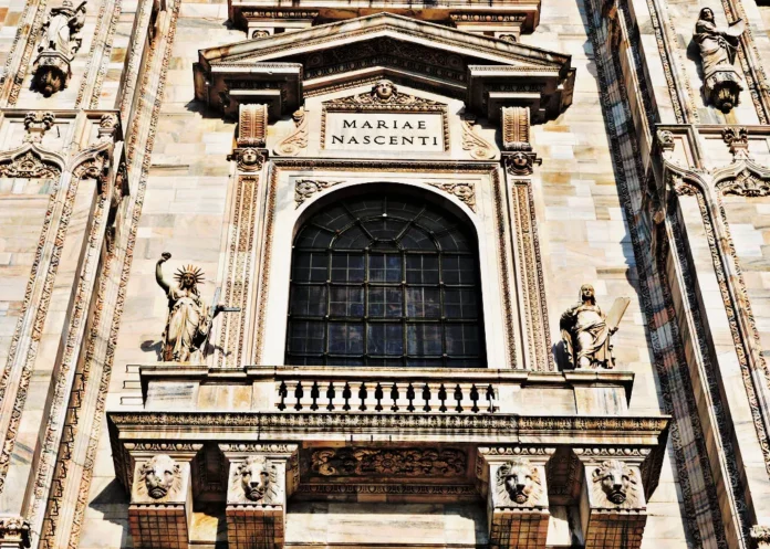 Facciata Duomo di Milano con iscrizione Mariae Nascenti