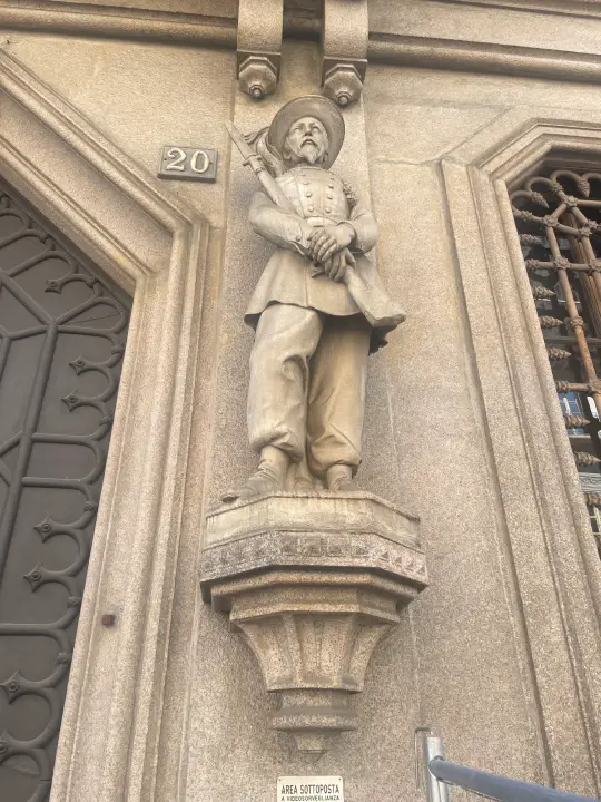 Statue bersaglieri Casa Bettoni Milano Corso Porta Romana 1865 Statue bersaglieri Casa Bettoni Milano Corso Porta Romana 1865