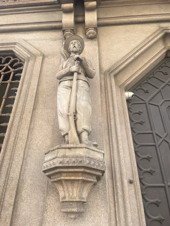 Statue bersaglieri Casa Bettoni Milano Corso Porta Romana 1865 Statue bersaglieri Casa Bettoni Milano Corso Porta Romana 1865