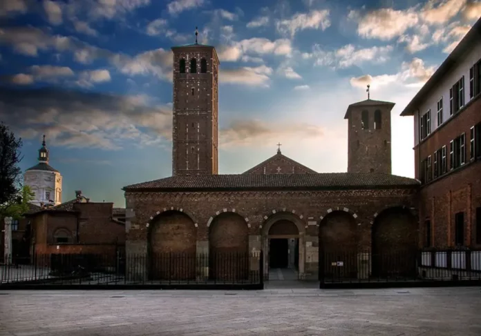 Milano nascosta: vicolo del centro storico con dettagli architettonici